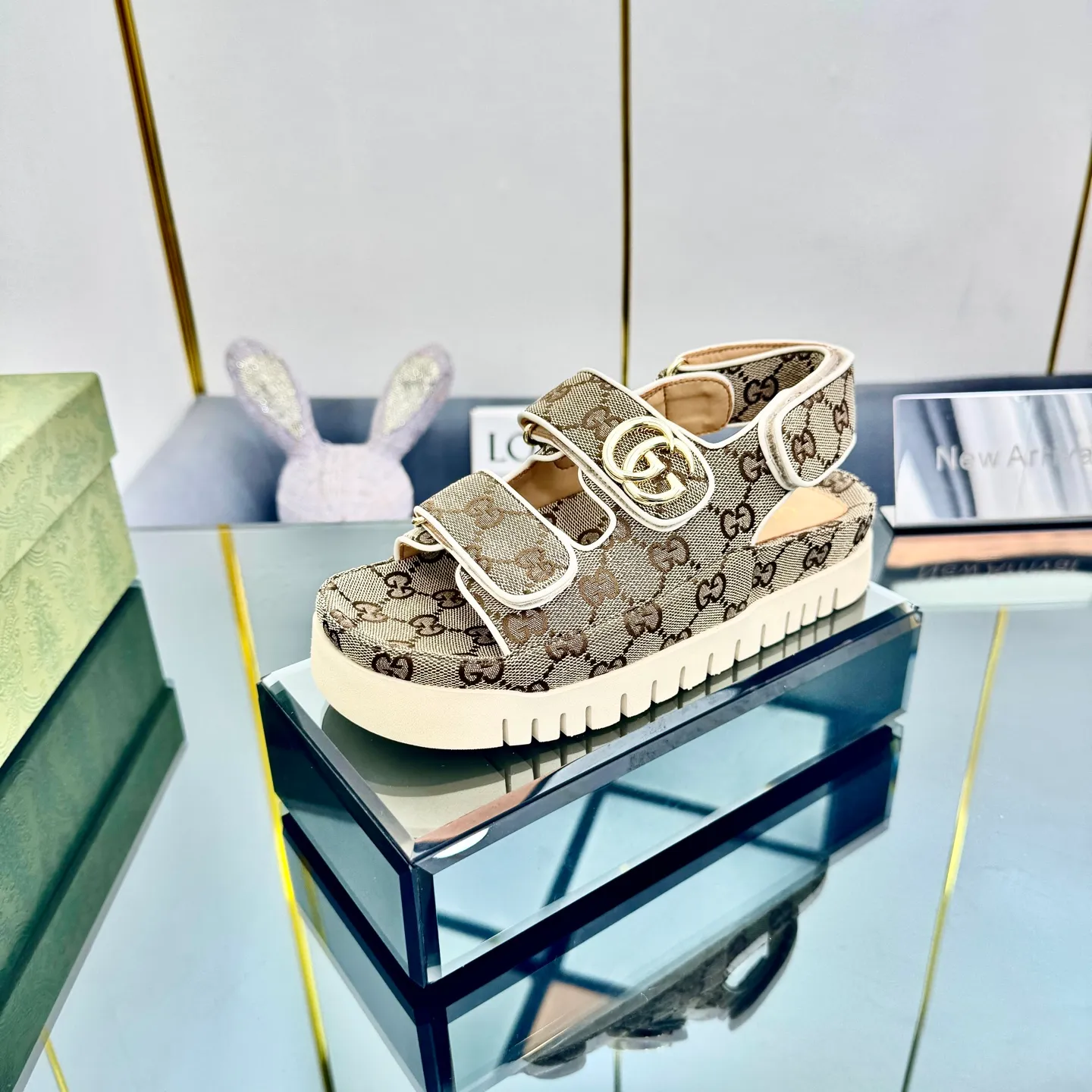 👟👟Ex-factory price 480👟👟 Gucci2️⃣0️⃣2️⃣5️⃣Official website new Velcro thick-soled sandals‼ ️The entire pair of shoes is developed and manufactured by purchasing ZP, all customized materials, exclusive molded outsole, all details are shipped according to version, and even the packaging is the same as the original product. Size: Female 35-40 Male 39-45